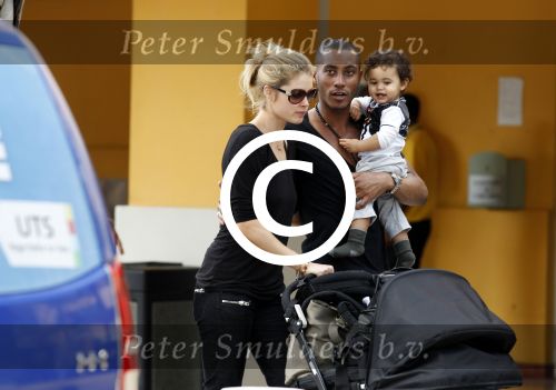 Curacao 8 januari 2012
Sunnery james haalt vrouw en Doutzen Kroes en zoon Phyllon op op het vliegveld van Curacao.
Peter Smulders bv
