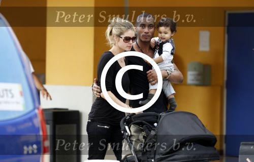 Curacao 8 januari 2012
Sunnery james haalt vrouw en Doutzen Kroes en zoon Phyllon op op het vliegveld van Curacao.
Peter Smulders bv