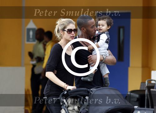 Curacao 8 januari 2012
Sunnery james haalt vrouw en Doutzen Kroes en zoon Phyllon op op het vliegveld van Curacao.
Peter Smulders bv