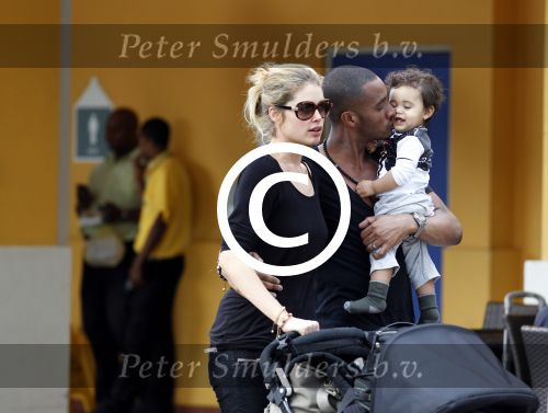 Curacao 8 januari 2012
Sunnery james haalt vrouw en Doutzen Kroes en zoon Phyllon op op het vliegveld van Curacao.
Peter Smulders bv