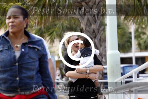 Curacao 8 januari 2012
Sunnery james haalt vrouw en Doutzen Kroes en zoon Phyllon op op het vliegveld van Curacao.
Peter Smulders bv