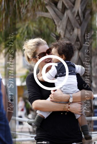 Curacao 8 januari 2012
Sunnery james haalt vrouw en Doutzen Kroes en zoon Phyllon op op het vliegveld van Curacao.
Peter Smulders bv