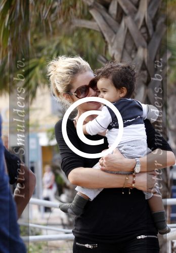 Curacao 8 januari 2012
Sunnery james haalt vrouw en Doutzen Kroes en zoon Phyllon op op het vliegveld van Curacao.
Peter Smulders bv
