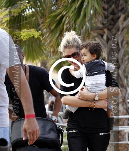 Curacao 8 januari 2012
Sunnery james haalt vrouw en Doutzen Kroes en zoon Phyllon op op het vliegveld van Curacao.
Peter Smulders bv