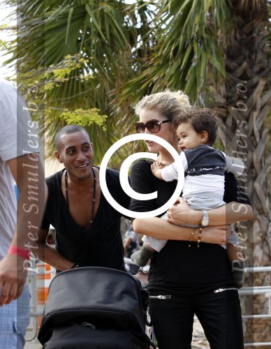 Curacao 8 januari 2012
Sunnery james haalt vrouw en Doutzen Kroes en zoon Phyllon op op het vliegveld van Curacao.
Peter Smulders bv