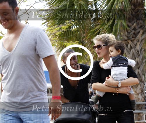 Curacao 8 januari 2012
Sunnery james haalt vrouw en Doutzen Kroes en zoon Phyllon op op het vliegveld van Curacao.
Peter Smulders bv