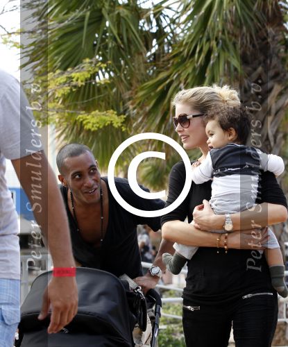 Curacao 8 januari 2012
Sunnery james haalt vrouw en Doutzen Kroes en zoon Phyllon op op het vliegveld van Curacao.
Peter Smulders bv