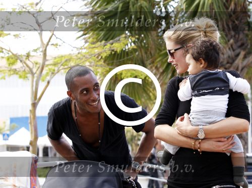 Curacao 8 januari 2012
Sunnery james haalt vrouw en Doutzen Kroes en zoon Phyllon op op het vliegveld van Curacao.
Peter Smulders bv