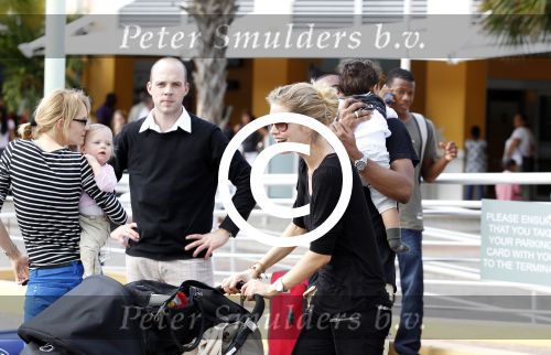 Curacao 8 januari 2012
Sunnery james haalt vrouw en Doutzen Kroes en zoon Phyllon op op het vliegveld van Curacao.
Peter Smulders bv