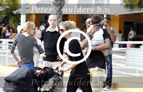 Curacao 8 januari 2012
Sunnery james haalt vrouw en Doutzen Kroes en zoon Phyllon op op het vliegveld van Curacao.
Peter Smulders bv