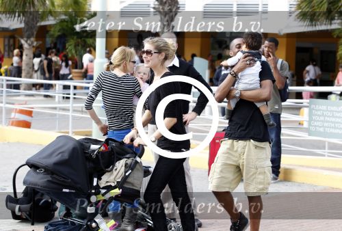 Curacao 8 januari 2012
Sunnery james haalt vrouw en Doutzen Kroes en zoon Phyllon op op het vliegveld van Curacao.
Peter Smulders bv