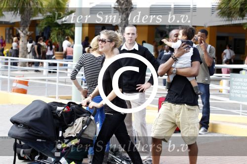 Curacao 8 januari 2012
Sunnery james haalt vrouw en Doutzen Kroes en zoon Phyllon op op het vliegveld van Curacao.
Peter Smulders bv