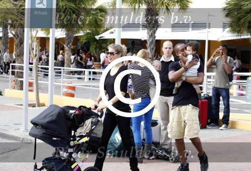 Curacao 8 januari 2012
Sunnery james haalt vrouw en Doutzen Kroes en zoon Phyllon op op het vliegveld van Curacao.
Peter Smulders bv
