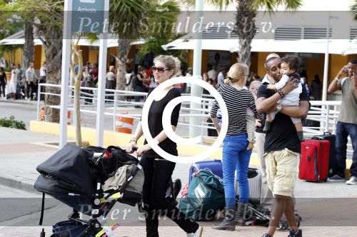 Curacao 8 januari 2012
Sunnery james haalt vrouw en Doutzen Kroes en zoon Phyllon op op het vliegveld van Curacao.
Peter Smulders bv