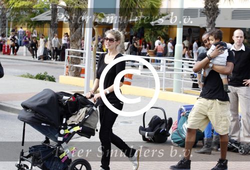 Curacao 8 januari 2012
Sunnery james haalt vrouw en Doutzen Kroes en zoon Phyllon op op het vliegveld van Curacao.
Peter Smulders bv