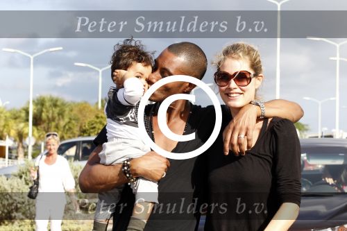 Curacao 8 januari 2012
Sunnery james haalt vrouw en Doutzen Kroes en zoon Phyllon op op het vliegveld van Curacao.
Peter Smulders bv