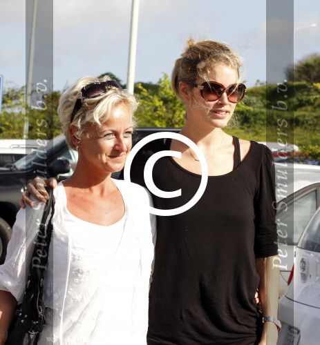 Curacao 8 januari 2012
Sunnery james haalt vrouw en Doutzen Kroes en zoon Phyllon op op het vliegveld van Curacao.
Peter Smulders bv