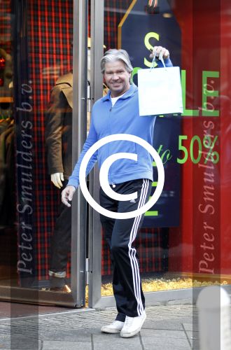 Amsterdam 24 december 2011
Dries Roelvink doet boodschappen op de pc hooftstraat.
Peter Smulders bv