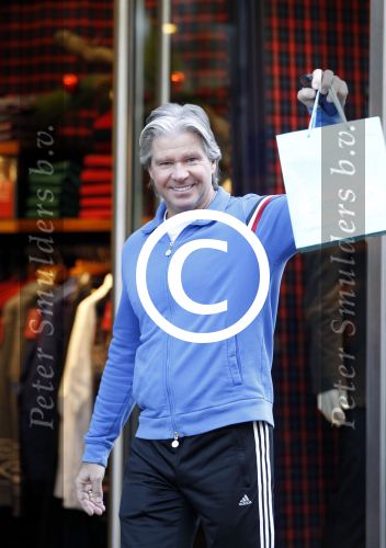 Amsterdam 24 december 2011
Dries Roelvink doet boodschappen op de pc hooftstraat.
Peter Smulders bv