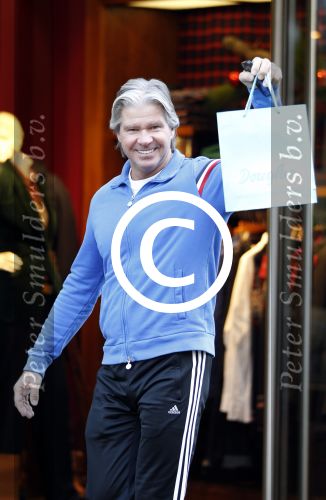 Amsterdam 24 december 2011
Dries Roelvink doet boodschappen op de pc hooftstraat.
Peter Smulders bv