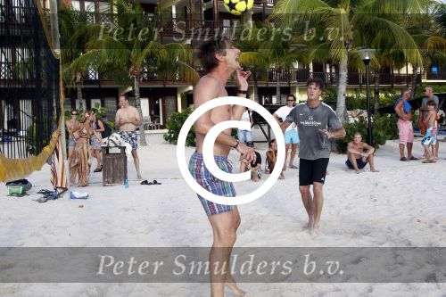 Curacao 29 december 2011
Jan Smit Nick en Simon en Kees Kwakman voetvolleyen tegen Frank de Boer Guido Albers en Edwin v d Sar op het strand van Lions dive. De artiesten winnen uiteindelijk met 4-1 in sets.
Peter Smulders bv