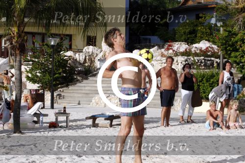 Curacao 29 december 2011
Jan Smit Nick en Simon en Kees Kwakman voetvolleyen tegen Frank de Boer Guido Albers en Edwin v d Sar op het strand van Lions dive. De artiesten winnen uiteindelijk met 4-1 in sets.
Peter Smulders bv