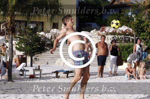 Curacao 29 december 2011
Jan Smit Nick en Simon en Kees Kwakman voetvolleyen tegen Frank de Boer Guido Albers en Edwin v d Sar op het strand van Lions dive. De artiesten winnen uiteindelijk met 4-1 in sets.
Peter Smulders bv