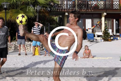 Curacao 29 december 2011
Jan Smit Nick en Simon en Kees Kwakman voetvolleyen tegen Frank de Boer Guido Albers en Edwin v d Sar op het strand van Lions dive. De artiesten winnen uiteindelijk met 4-1 in sets.
Peter Smulders bv