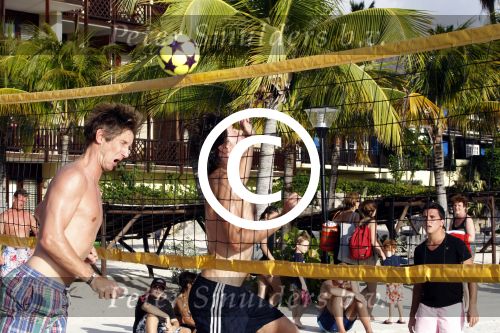 Curacao 29 december 2011
Jan Smit Nick en Simon en Kees Kwakman voetvolleyen tegen Frank de Boer Guido Albers en Edwin v d Sar op het strand van Lions dive. De artiesten winnen uiteindelijk met 4-1 in sets.
Peter Smulders bv