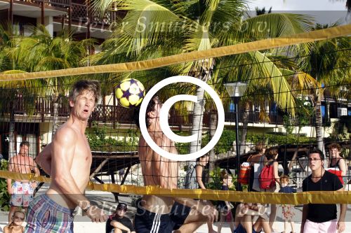 Curacao 29 december 2011
Jan Smit Nick en Simon en Kees Kwakman voetvolleyen tegen Frank de Boer Guido Albers en Edwin v d Sar op het strand van Lions dive. De artiesten winnen uiteindelijk met 4-1 in sets.
Peter Smulders bv
