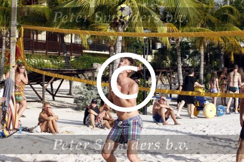 Curacao 29 december 2011
Jan Smit Nick en Simon en Kees Kwakman voetvolleyen tegen Frank de Boer Guido Albers en Edwin v d Sar op het strand van Lions dive. De artiesten winnen uiteindelijk met 4-1 in sets.
Peter Smulders bv