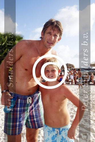 Curacao 29 december 2011
Jan Smit Nick en Simon en Kees Kwakman voetvolleyen tegen Frank de Boer Guido Albers en Edwin v d Sar op het strand van Lions dive. De artiesten winnen uiteindelijk met 4-1 in sets.
Peter Smulders bv