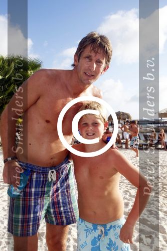 Curacao 29 december 2011
Jan Smit Nick en Simon en Kees Kwakman voetvolleyen tegen Frank de Boer Guido Albers en Edwin v d Sar op het strand van Lions dive. De artiesten winnen uiteindelijk met 4-1 in sets.
Peter Smulders bv