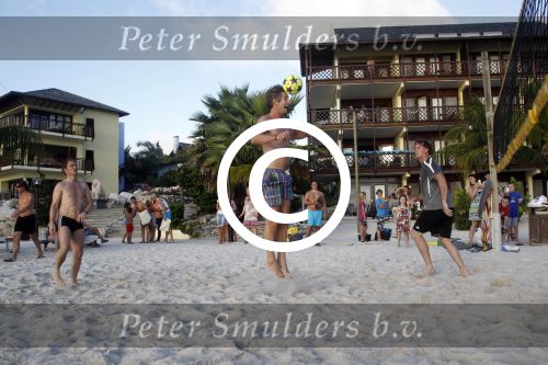 Curacao 29 december 2011
Jan Smit Nick en Simon en Kees Kwakman voetvolleyen tegen Frank de Boer Guido Albers en Edwin v d Sar op het strand van Lions dive. De artiesten winnen uiteindelijk met 4-1 in sets.
Peter Smulders bv