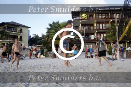 Curacao 29 december 2011
Jan Smit Nick en Simon en Kees Kwakman voetvolleyen tegen Frank de Boer Guido Albers en Edwin v d Sar op het strand van Lions dive. De artiesten winnen uiteindelijk met 4-1 in sets.
Peter Smulders bv
