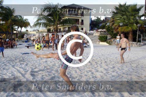 Curacao 29 december 2011
Jan Smit Nick en Simon en Kees Kwakman voetvolleyen tegen Frank de Boer Guido Albers en Edwin v d Sar op het strand van Lions dive. De artiesten winnen uiteindelijk met 4-1 in sets.
Peter Smulders bv