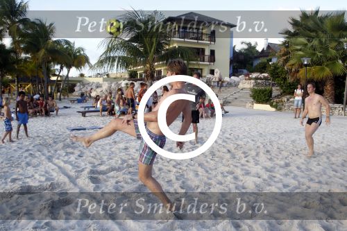 Curacao 29 december 2011
Jan Smit Nick en Simon en Kees Kwakman voetvolleyen tegen Frank de Boer Guido Albers en Edwin v d Sar op het strand van Lions dive. De artiesten winnen uiteindelijk met 4-1 in sets.
Peter Smulders bv