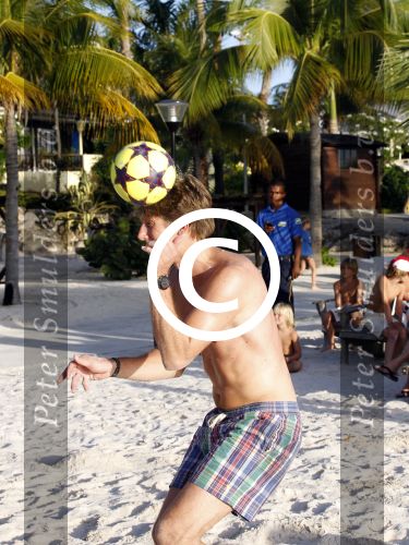 Curacao 29 december 2011
Jan Smit Nick en Simon en Kees Kwakman voetvolleyen tegen Frank de Boer Guido Albers en Edwin v d Sar op het strand van Lions dive. De artiesten winnen uiteindelijk met 4-1 in sets.
Peter Smulders bv