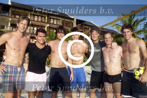 Curacao 29 december 2011
Jan Smit Nick en Simon en Kees Kwakman voetvolleyen tegen Frank de Boer Guido Albers en Edwin v d Sar op het strand van Lions dive. De artiesten winnen uiteindelijk met 4-1 in sets.
Peter Smulders bv