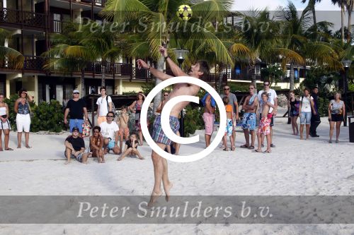 Curacao 29 december 2011
Jan Smit Nick en Simon en Kees Kwakman voetvolleyen tegen Frank de Boer Guido Albers en Edwin v d Sar op het strand van Lions dive. De artiesten winnen uiteindelijk met 4-1 in sets.
Peter Smulders bv