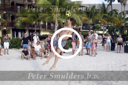 Curacao 29 december 2011
Jan Smit Nick en Simon en Kees Kwakman voetvolleyen tegen Frank de Boer Guido Albers en Edwin v d Sar op het strand van Lions dive. De artiesten winnen uiteindelijk met 4-1 in sets.
Peter Smulders bv