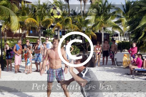 Curacao 29 december 2011
Jan Smit Nick en Simon en Kees Kwakman voetvolleyen tegen Frank de Boer Guido Albers en Edwin v d Sar op het strand van Lions dive. De artiesten winnen uiteindelijk met 4-1 in sets.
Peter Smulders bv