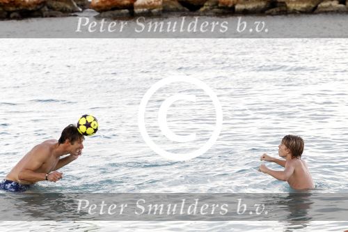 Curacao 31 december 2011
Edwin v d Sar met zijn zoon op Curacao.
Peter Smulders bv