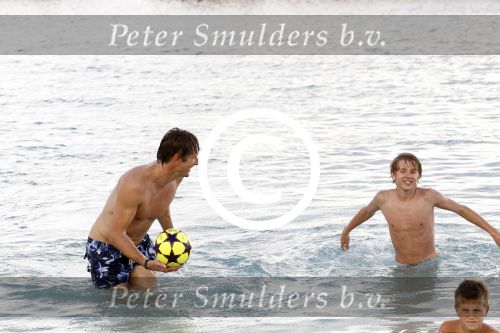 Curacao 31 december 2011
Edwin v d Sar met zijn zoon op Curacao.
Peter Smulders bv