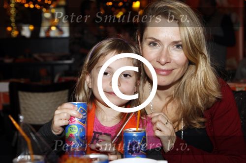 Amsterdam 7 december 2011
Elle v Rijn met kinderen bij event voor Kika in het Americain hotel.
Peter Smulders bv