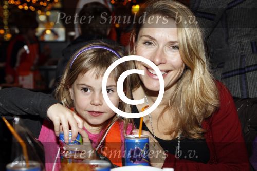 Amsterdam 7 december 2011
Elle v Rijn met kinderen bij event voor Kika in het Americain hotel.
Peter Smulders bv