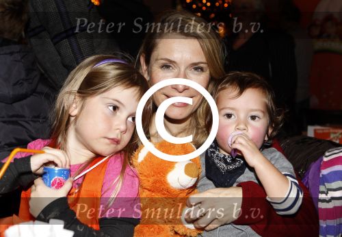 Amsterdam 7 december 2011
Elle v Rijn met kinderen bij event voor Kika in het Americain hotel.
Peter Smulders bv