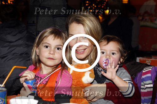 Amsterdam 7 december 2011
Elle v Rijn met kinderen bij event voor Kika in het Americain hotel.
Peter Smulders bv