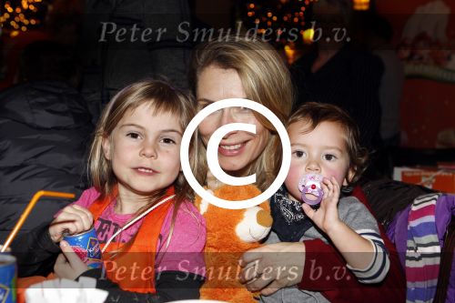Amsterdam 7 december 2011
Elle v Rijn met kinderen bij event voor Kika in het Americain hotel.
Peter Smulders bv