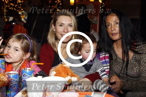 Amsterdam 7 december 2011
Elle v Rijn met kinderen bij event voor Kika in het Americain hotel. Met schoonmoeder Marion Bloem
Peter Smulders bv